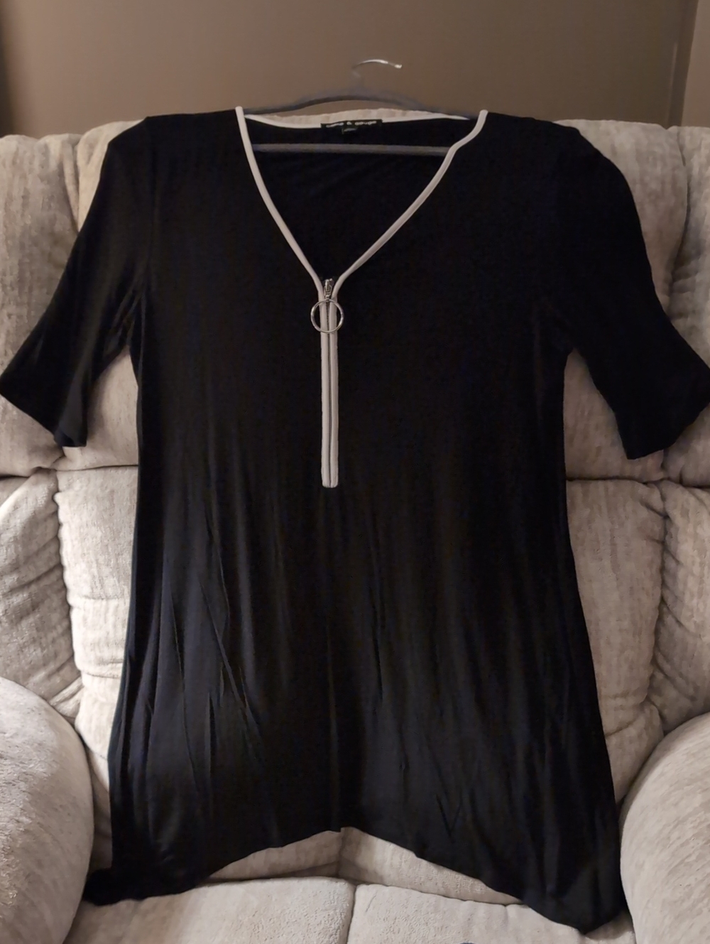 Cable & Gauge Black Zip-Front V-Neck Top with White Contrast Trim